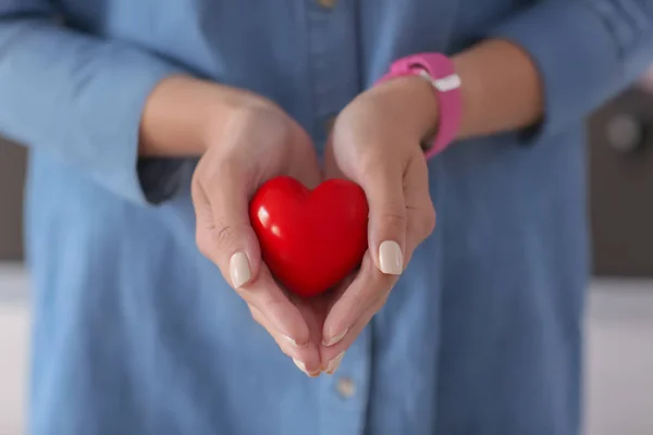 Mulher Coração Vermelho Perto Conceito Saúde — Fotografia de Stock
