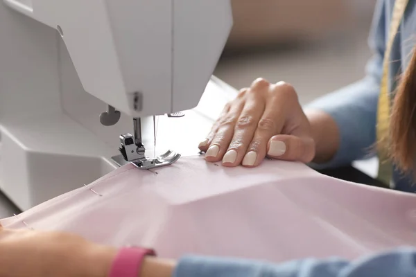 Young Female Tailor Using Sewing Machine Closeup — Stock Photo, Image