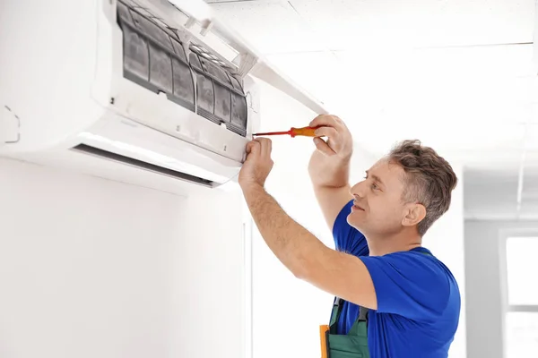 Volwassen Elektricien Airconditioner Binnenshuis Herstellen — Stockfoto