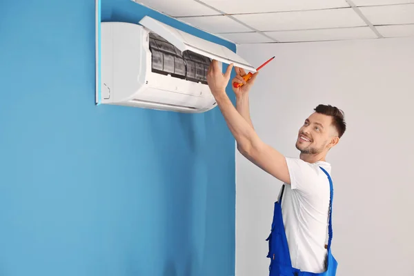 Electrician Repairing Air Conditioner Indoors — Stock Photo, Image