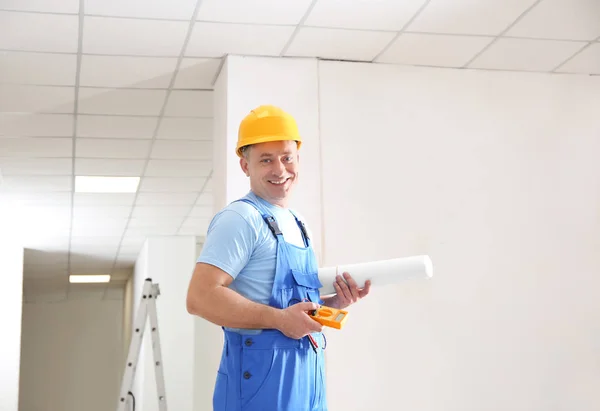 Électricien Mature Avec Multimètre Dans Nouvel Appartement Vide — Photo