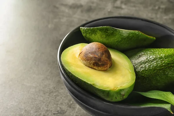 Bol Avec Des Avocats Mûrs Sur Fond Gris Foncé Gros — Photo