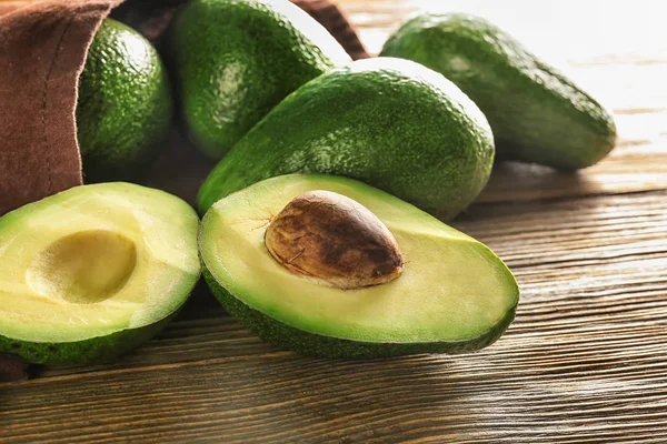 Rijpe Avocado Houten Achtergrond — Stockfoto