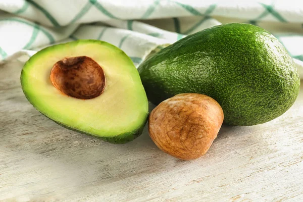 Verse Avocado Houten Tafel — Stockfoto