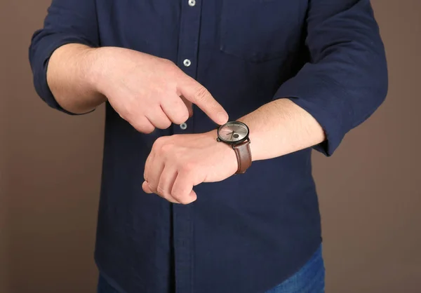 Hombre Con Reloj Pulsera Contra Fondo Color Concepto Gestión Del — Foto de Stock