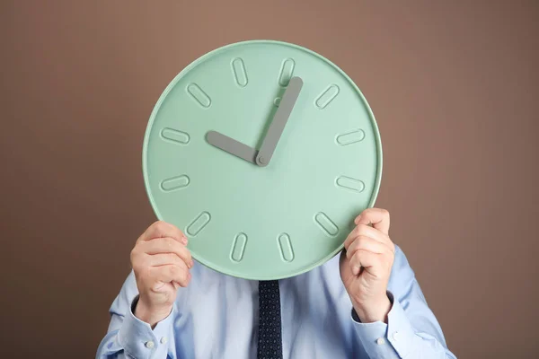 Mann Hält Uhr Auf Farbigem Hintergrund Zeitmanagement Konzept — Stockfoto