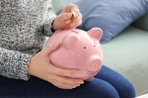 Uma Mulher Pôr Moedas Num Banco Porcos Dentro Casa Perto — Fotografia de Stock