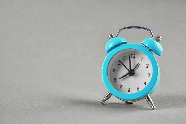 Reloj Despertador Sobre Fondo Gris Concepto Gestión Del Tiempo — Foto de Stock