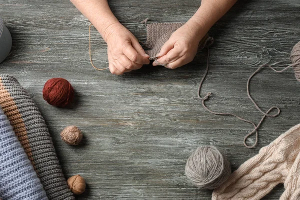 Senior Kobieta Knitting Sweter Tabeli — Zdjęcie stockowe
