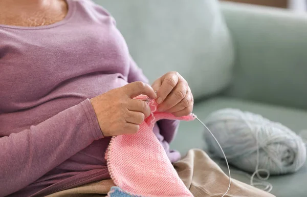 Äldre Kvinna Som Sitter Soffan Medan Stickning Tröja Hemma — Stockfoto