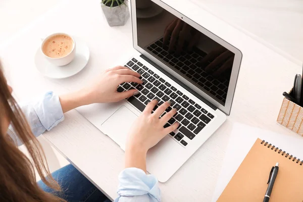 Freelancer Feminino Trabalhando Laptop Escritório Casa — Fotografia de Stock