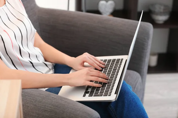 Freelancer Feminino Trabalhando Laptop Casa — Fotografia de Stock