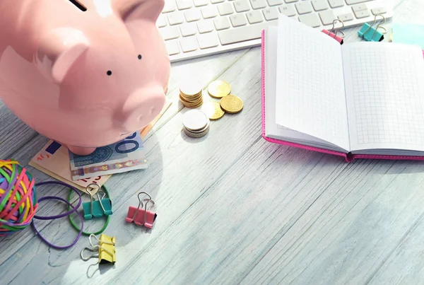 Hucha Dinero Cuaderno Una Mesa Madera Concepto Ahorro — Foto de Stock