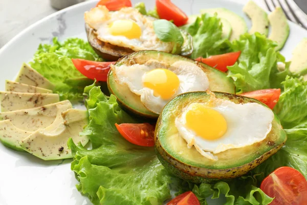 Huevos Horneados Aguacate Verduras Frescas Plato Primer Plano — Foto de Stock