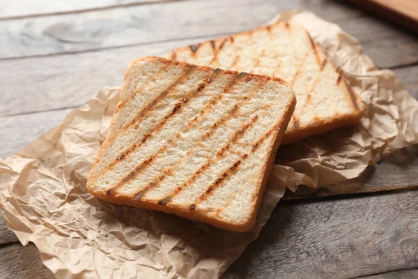 Νόστιμο Φρυγανισμένο Ψωμί Στο Ξύλινο Τραπέζι — Φωτογραφία Αρχείου