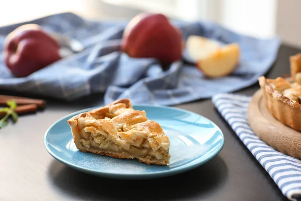 Plaat Met Stuk Lekker Zelfgemaakte Appeltaart Tafel — Stockfoto