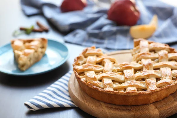 Plateau Bois Avec Tarte Aux Pommes Maison Savoureuse Sur Table — Photo