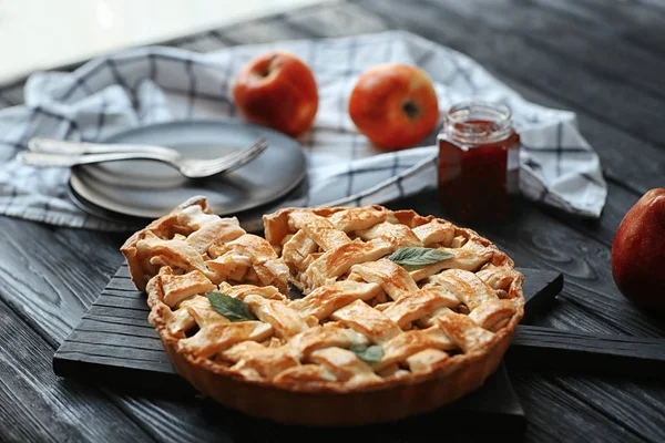 Holzbrett Mit Leckerem Hausgemachten Apfelkuchen Auf Dem Tisch — Stockfoto