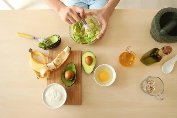 Woman Making Nourishing Mask Avocado Kitchen — Stock Photo, Image