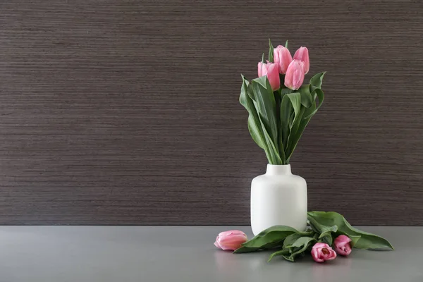 Красиві Тюльпани Столі Дерев Яному Фоні — стокове фото
