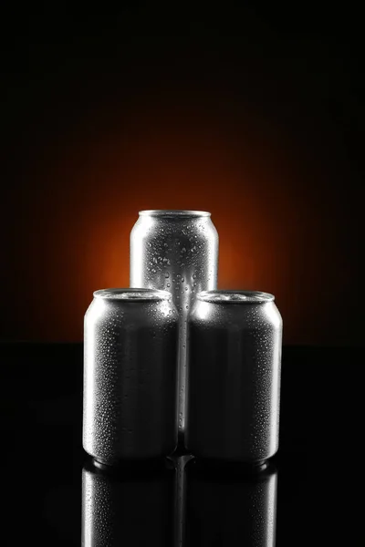 Bière Fraîche Canettes Aluminium Sur Fond Sombre — Photo