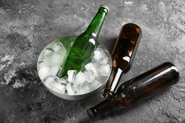Миска Льодом Пляшками Пива Сірому Фоні — стокове фото