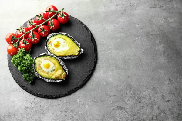 Запеченный Авокадо Яйцами Овощами Сером Фоне — стоковое фото