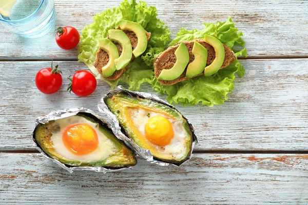 Aguacate Horno Con Huevos Verduras Sobre Fondo Madera — Foto de Stock