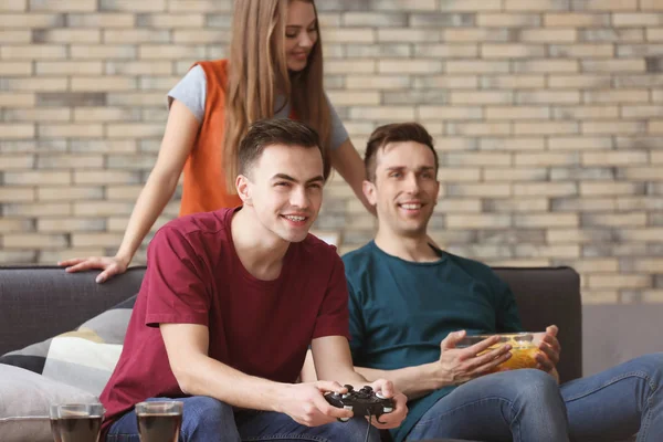 年轻人在家玩电子游戏 — 图库照片