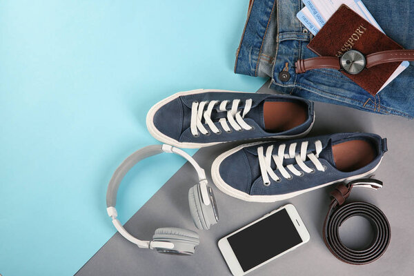 Состав с туристическими материалами на цветном фоне, вид сверху
