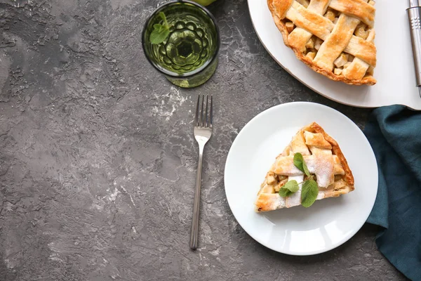 Composition Avec Une Délicieuse Tarte Aux Pommes Sur Table — Photo