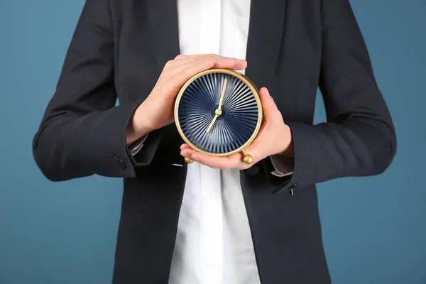 Kobieta Trzyma Zegar Kolor Tła Koncepcja Zarządzania Czasu — Zdjęcie stockowe