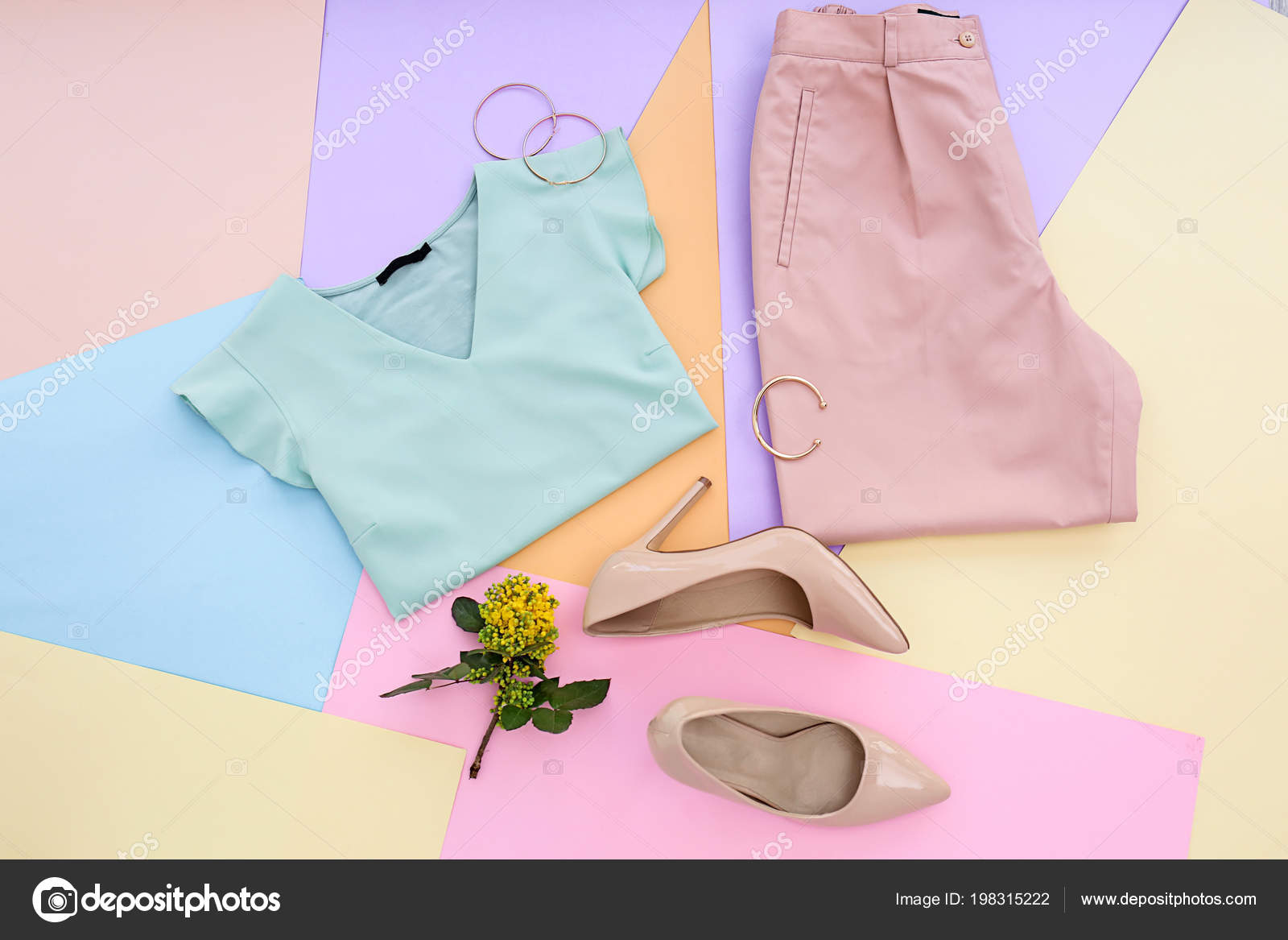Stilfuldt Sæt Afslappet Kvindelige Farverig Baggrund — Stock-foto © #198315222