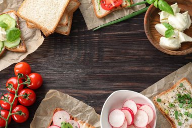 Kızarmış ekmek ve malzemelerin üzerine ahşap arka plan kompozisyonu