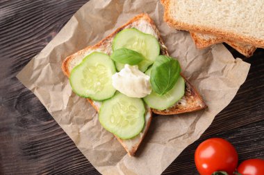 Salatalığın üzerinde tablo ile kızarmış ekmek