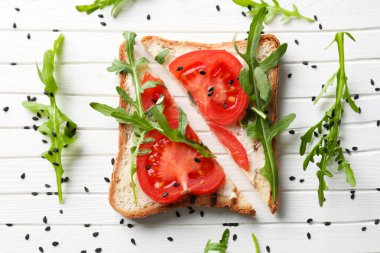 Ahşap masa üzerinde Domatesli ekmek