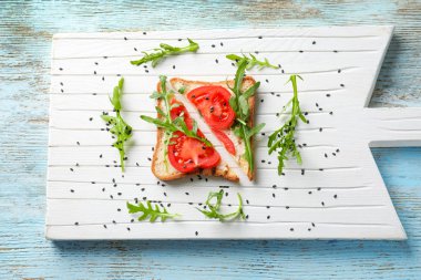 Ahşap tahta üzerinde Domatesli ekmek