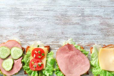 Jambon ve ahşap masa sebze kızarmış ekmek