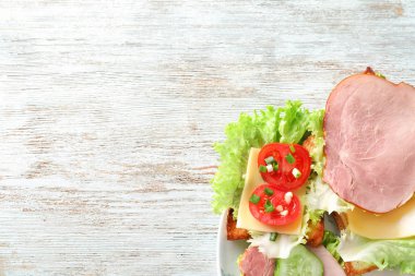 Jambon ve ahşap masa sebze kızarmış ekmek