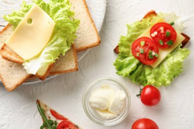 Kızarmış ekmek peynir ve domates tablo ile