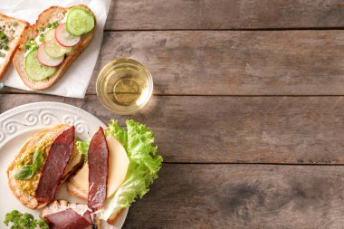 Et ve sebze ahşap masa üzerinde kızarmış ekmek