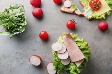 Jambon ve sebze masada ekmek