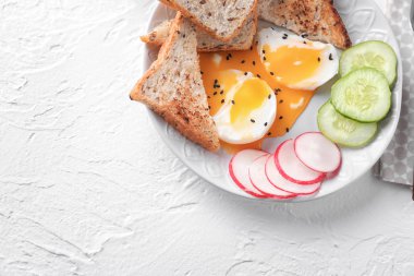 Kızarmış ekmek ve yumurta dokulu tablo ile plaka