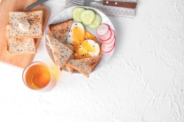 Kızarmış ekmek ve yumurta dokulu masada kompozisyonu