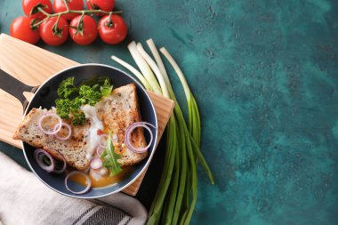 Dokulu masada ekmek ile kompozisyon