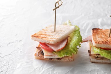 Beyaz masada marul ile lezzetli sandviçler