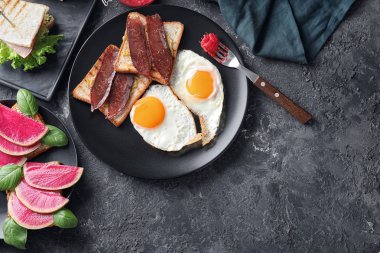 Kızarmış ekmek ve yumurta dokulu masada kompozisyonu