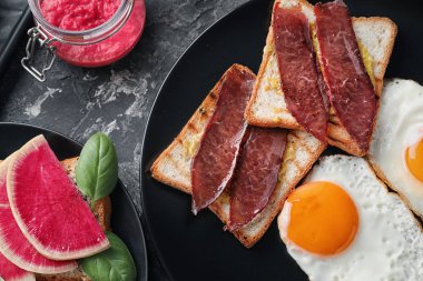 Kızarmış ekmek ve yumurta dokulu masada kompozisyonu