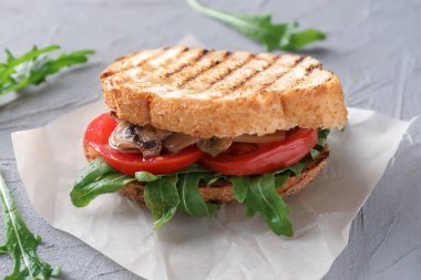 Dokulu masada lezzetli sandviç