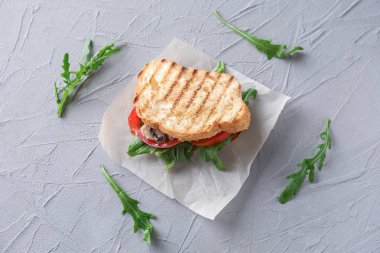 Dokulu masada lezzetli sandviç